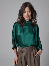 Langarm Bluse aus hochwertiger Seide, weit geschnittenen Ärmeln und Paspeln im Brustbereich