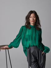 Locker geschnittene Langarmbluse aus hochwertigem Seidenchiffon mit Hemdkragenverschluss im Nacken