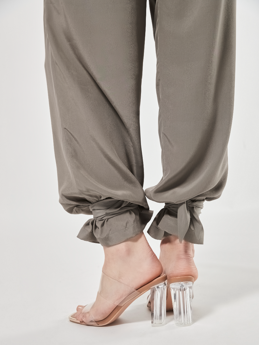 Hose mit weitem Bein aus 100% Seide, Eingriffstaschen und Bändern am Fussgelenk um das Saumende enger zu binden