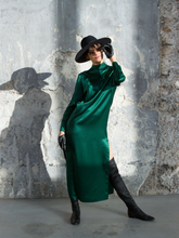 Langes Kleid aus hochwertiger Seide mit lockerem Schnitt, Schlitz an der Seite und Paspeln im Brustbereich