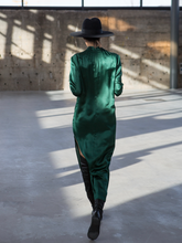 Langes Kleid aus hochwertiger Seide mit lockerem Schnitt, Schlitz an der Seite und Paspeln im Brustbereich