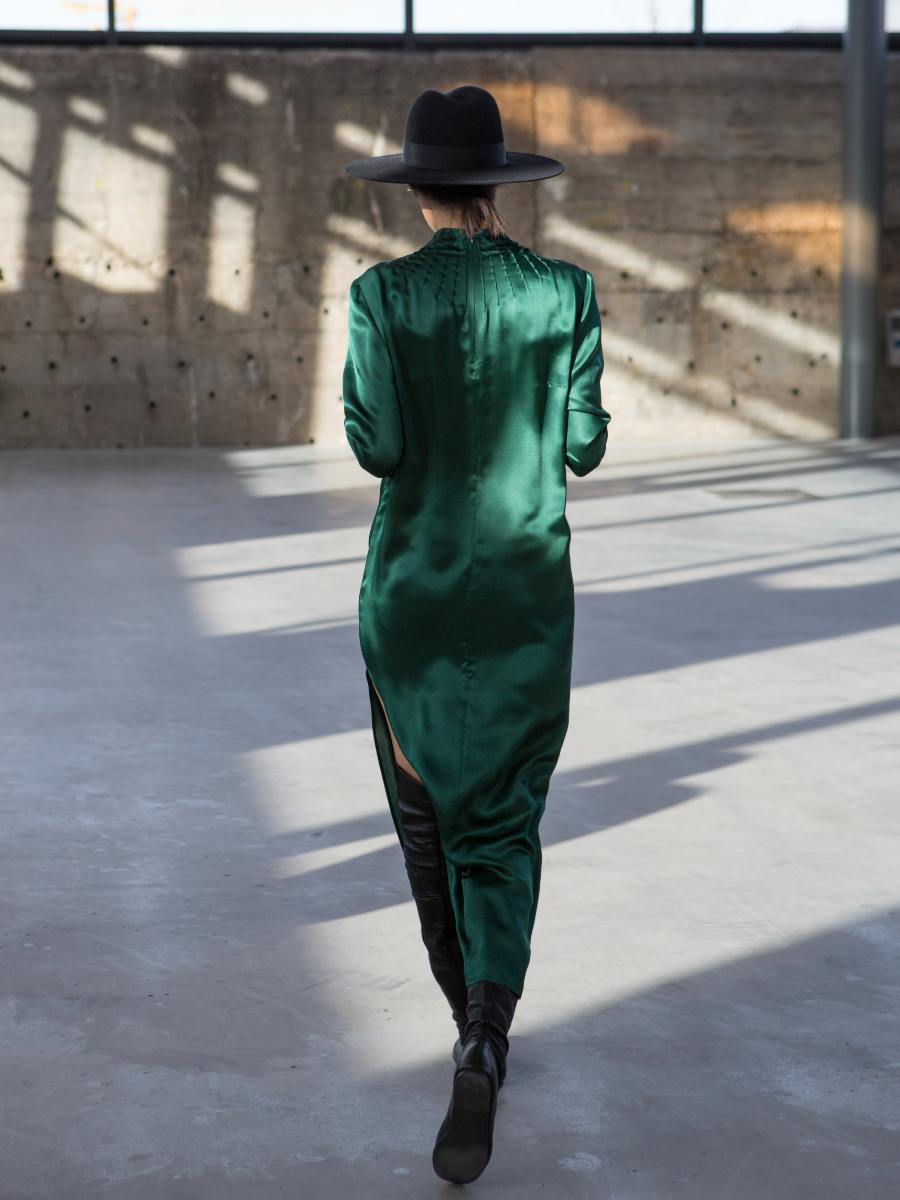 Langes Kleid aus hochwertiger Seide mit lockerem Schnitt, Schlitz an der Seite und Paspeln im Brustbereich