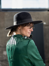 Langes Kleid aus hochwertiger Seide mit lockerem Schnitt, Schlitz an der Seite und Paspeln im Brustbereich