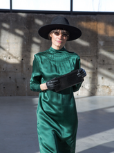 Langes Kleid aus hochwertiger Seide mit lockerem Schnitt, Schlitz an der Seite und Paspeln im Brustbereich