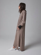 Bodenlanger Strickmantel aus 100% Wolle mit einem schmeichelhaften Schalkragen und praktischen seitlichen Taschen