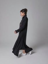 Bodenlanger Strickmantel aus 100% Wolle mit einem schmeichelhaften Schalkragen und praktischen seitlichen Taschen