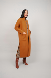 Langer Wendemantel aus limitiertem Doubleface Material, eine Seite Neopren, die andere aus Wolle und Kaschmir mit hohen seitlichen Schlitzen