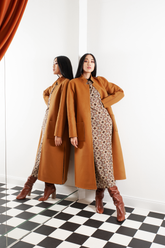 Langer Wendemantel aus limitiertem Doubleface Material, eine Seite Neopren, die andere aus Wolle und Kaschmir mit hohen seitlichen Schlitzen