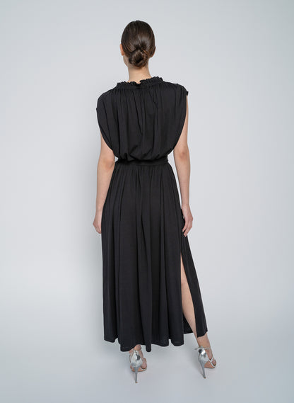 Ärmelloses Kleid mit eingearbeitetem Gummiband, hohen Seitenschlitzen und versteckten Taschen