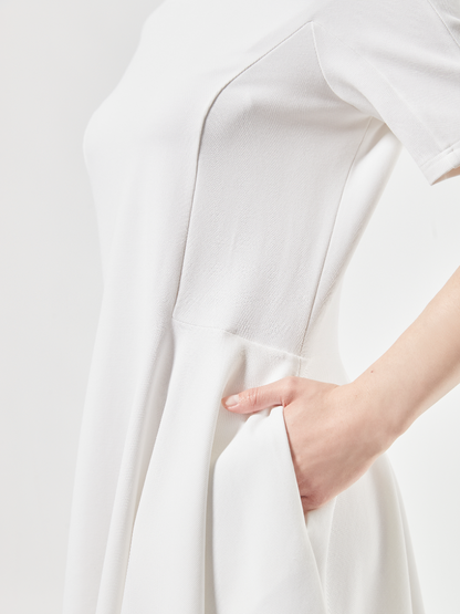 Tailliertes Kleid aus festem Baumwolle-Mix, hochgeschlossenem Rundhalsausschnitt sowie Reißverschluss an der Rückseite