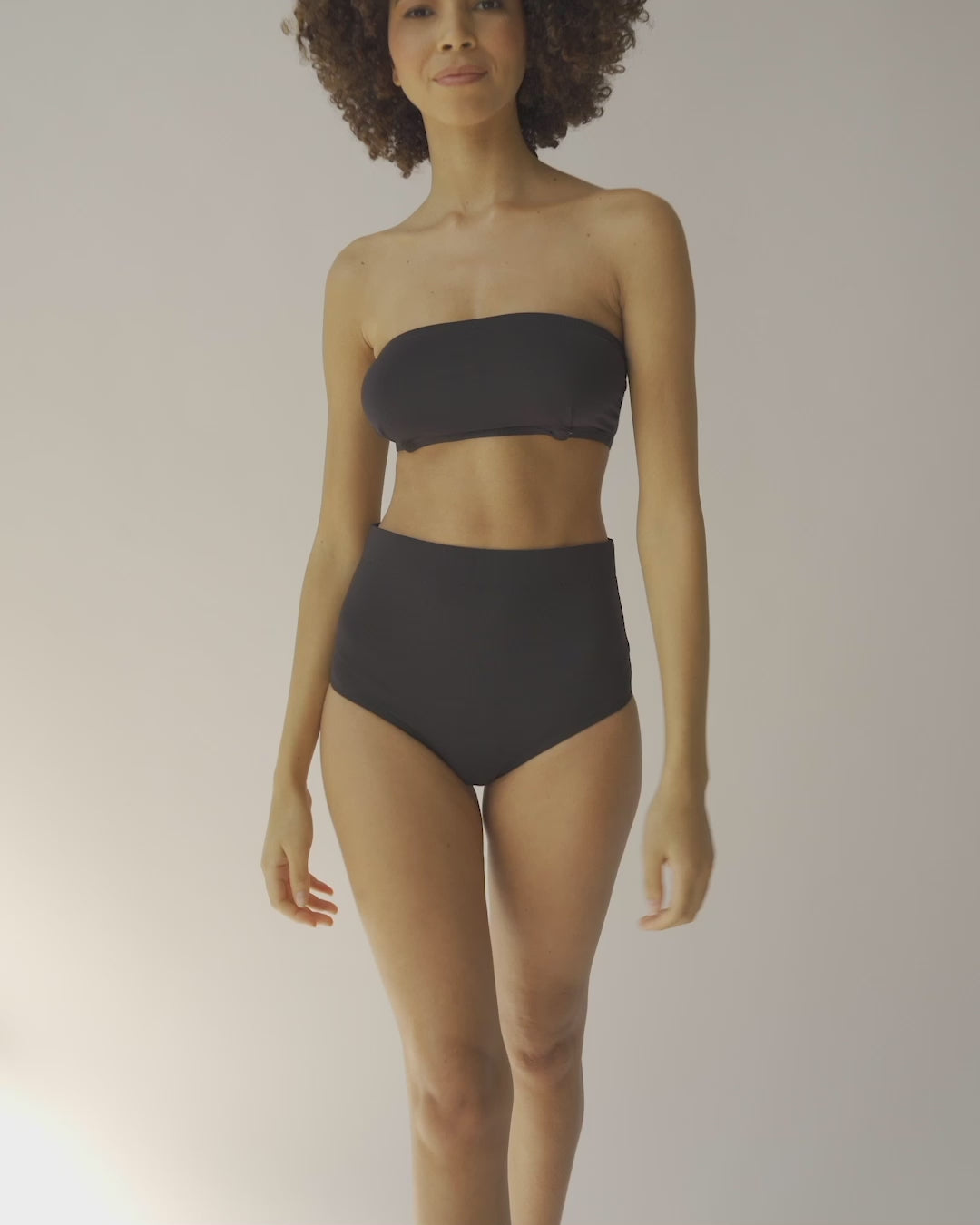 Schwarzer Bandeau Bikini mit hohem Taillienhöschen aus recyceltem Lycra