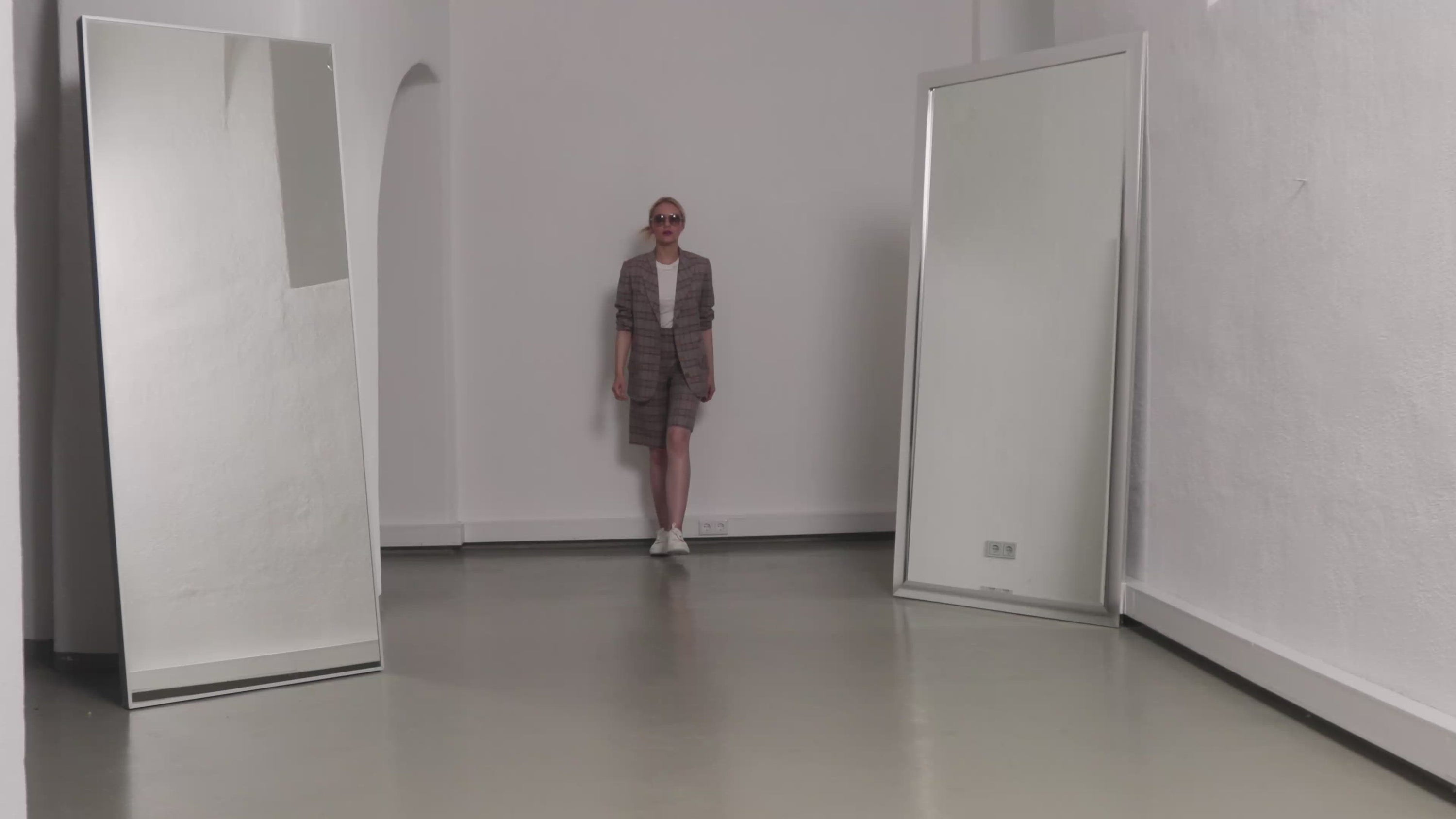 Locker sitzender Blazer aus einem wunderbar leichten Viskose-Leinen-Mix, zwei Paspeltaschen an der Vorderseite und einem Schlitz auf der Rückseite