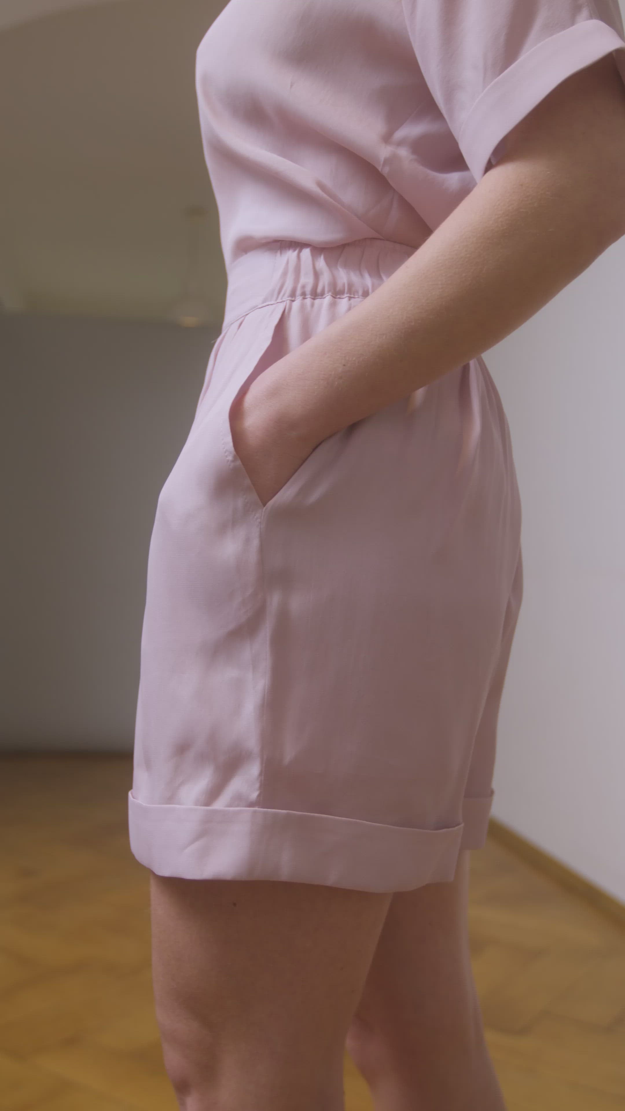 Locker geschnittene Shorts aus einer luxuriösen Mischung aus Seide und Elastan