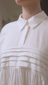 Hemdbluse aus Premium Baumwolle, aufgesetzte Taschen, Ballonärmel und von Hand gelegte Biesen