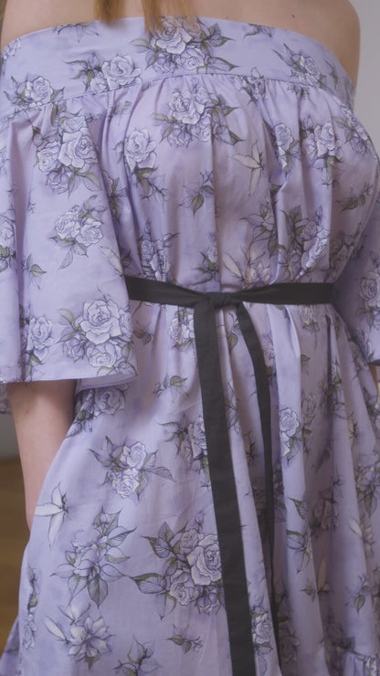 Midi-Kleid aus Premium-Baumwolle mit Carmen Ausschnitt und einem Gürtel auf der Rückseite zum Binden