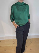 Langarm Bluse aus hochwertiger Seide, weit geschnittenen Ärmeln und Paspeln im Brustbereich