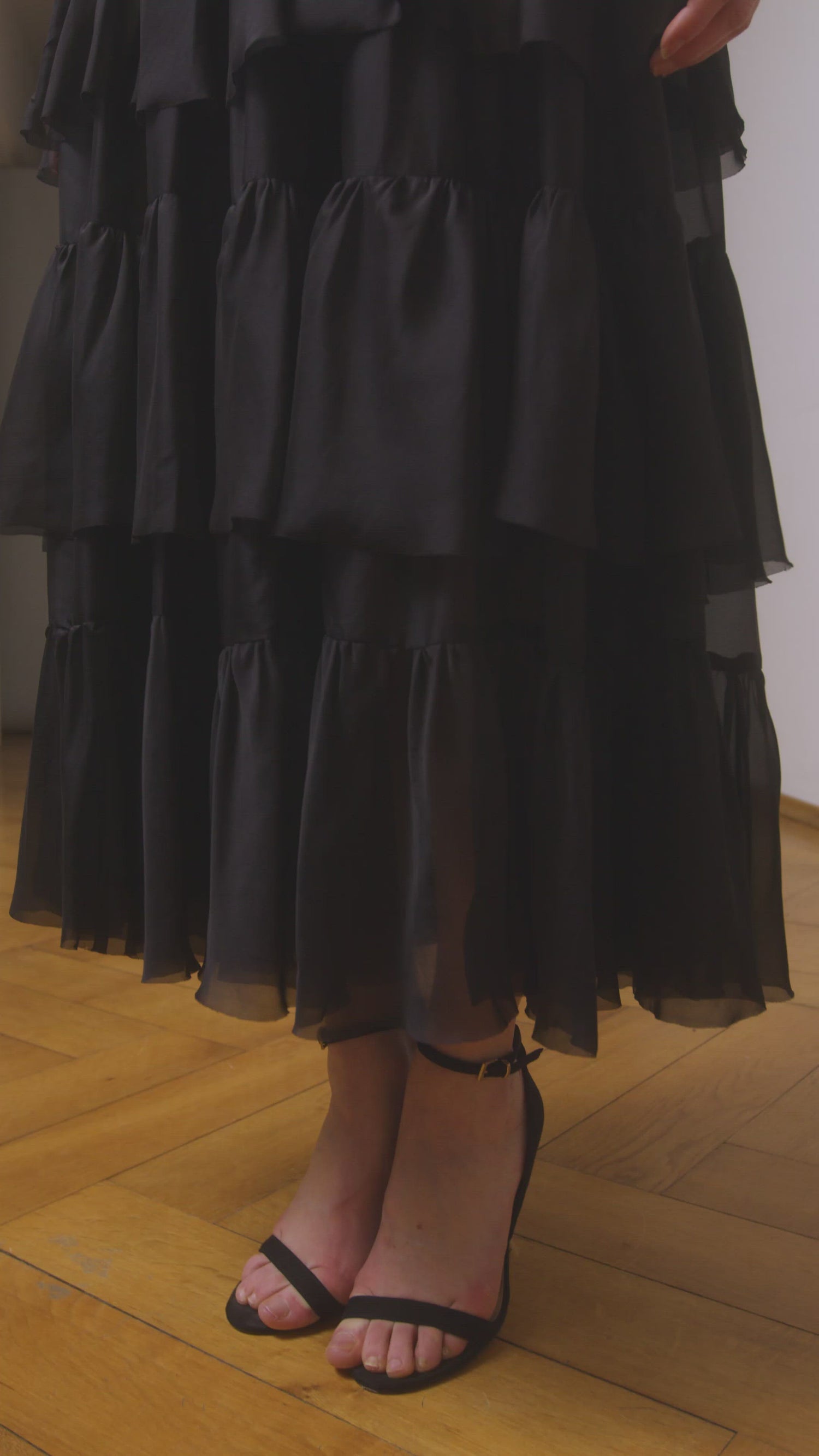Maxi-Kleid aus feinem Baumwollbatist, zarten Volants und kunstvoll eingearbeiteten Einsätzen aus Chiffonseide