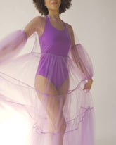 Lila Maxikleid aus Tüll mit weitem Rock und Puffärmeln