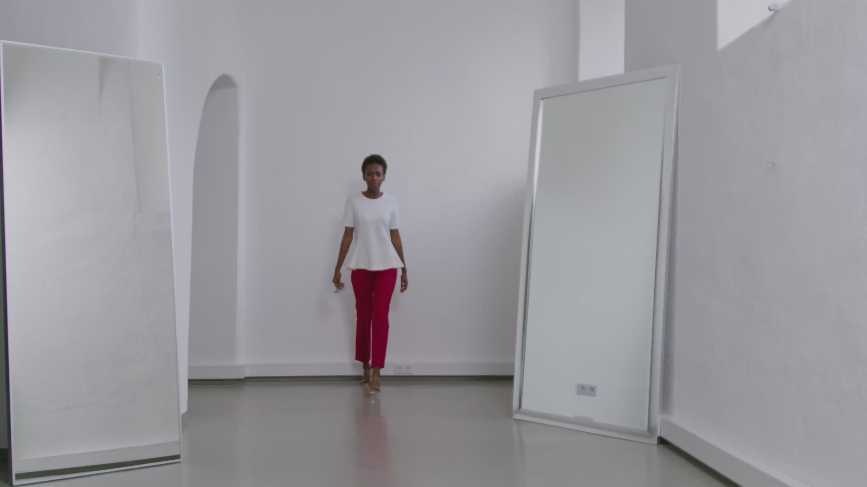 Bluse aus festem Baumwoll-Mix, tailliertem Schnitt mit peplum Schößchen und weit ausgestelltem Saum
