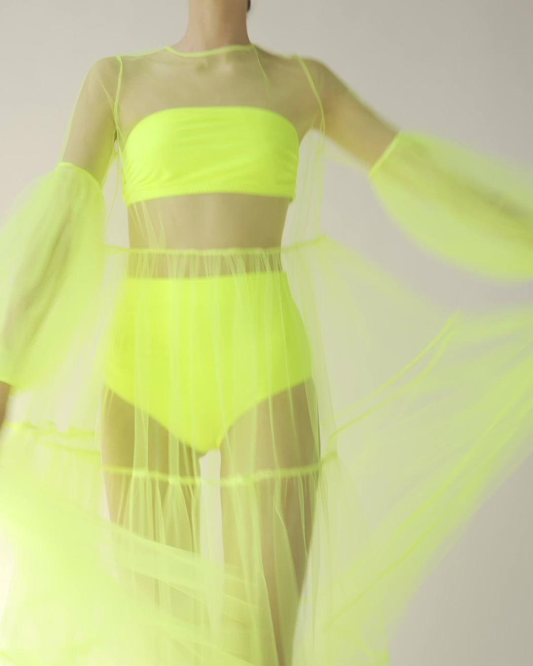 Neongelbes Maxikleid aus Tüll mit weitem Rock und Puffärmeln