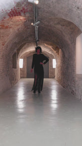 Schwarzes, hochgeschlossenes Feinstrickkleid aus 100% Wolle mit extralangen, abnehmbaren Fransen