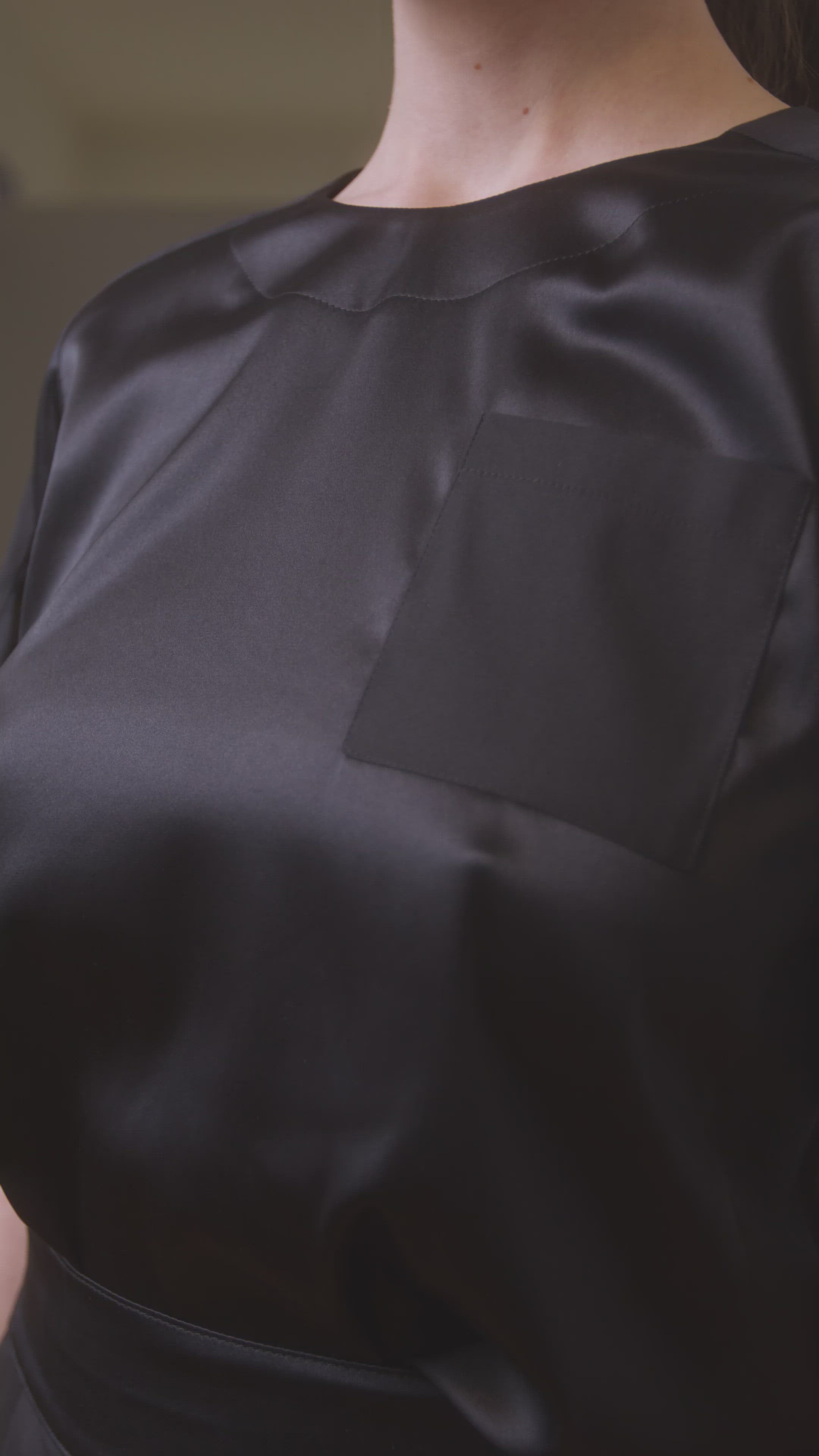 Kurzarm Seidenbluse mit einer stilvollen Brusttasche und einem rückenseitigen Knopfverschluss