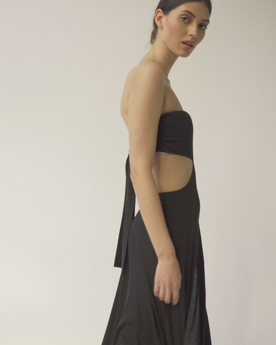 Maxi Bandeau-Kleid mit Cut-Outs und zum Binden am Rücken mit Schlitzen