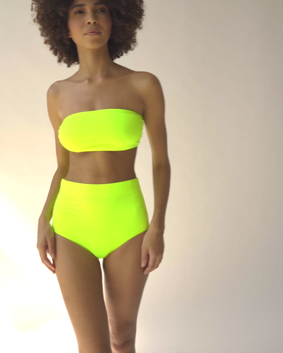 Neongelber Bandeau Bikini mit hohem Taillienhöschen aus recyceltem Lycra